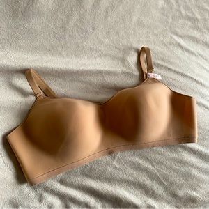 VICTORIA'S SECRET BARE
Angelight Wireless Scoop Lounge Bra